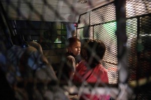 Al borde del caos: Demócrata de Texas reveló más fotos de niños en instalaciones fronterizas