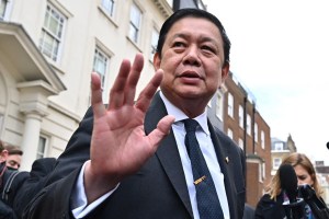 Embajador birmano en Londres expulsado del cargo mientras sigue sangrienta represión