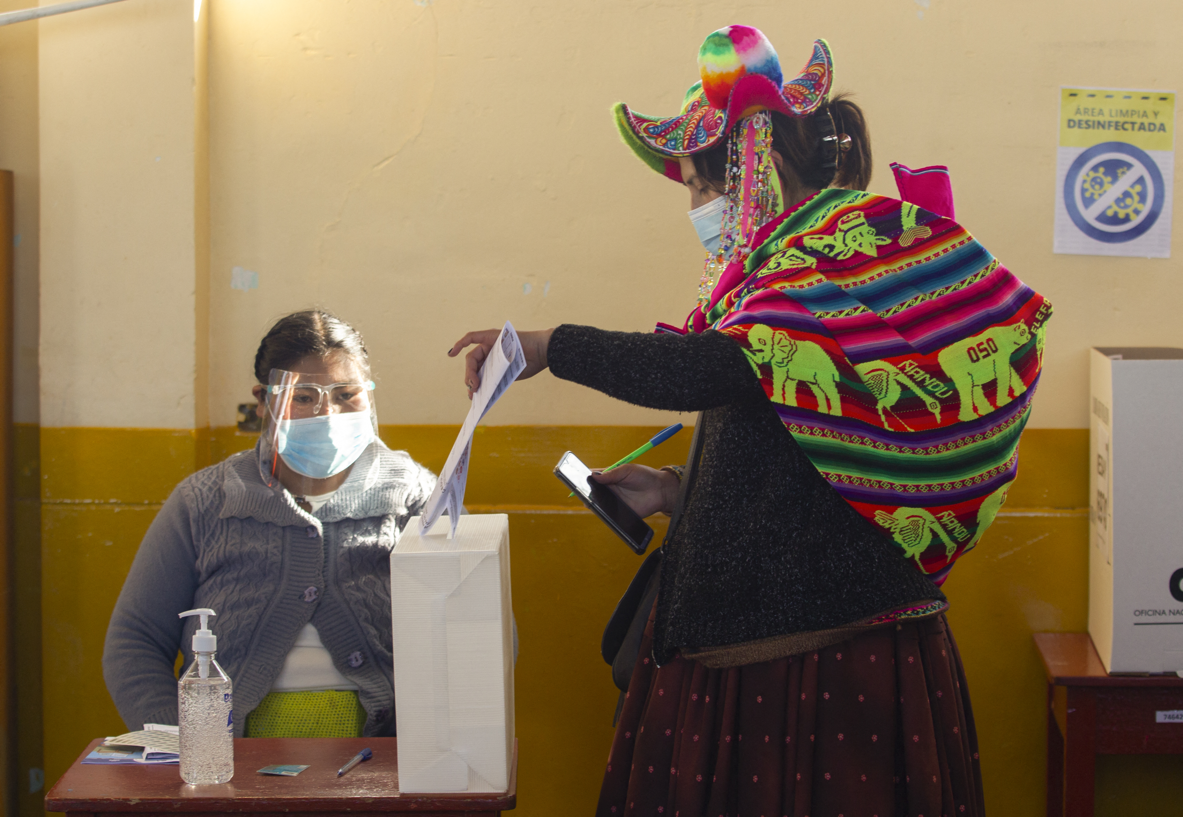 Inician conteo de votos en las elecciones de Perú