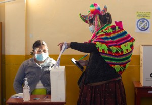 Inician conteo de votos en las elecciones de Perú