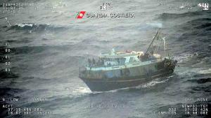 Guardia costera italiana rescata una barca con más de 100 migrantes a bordo
