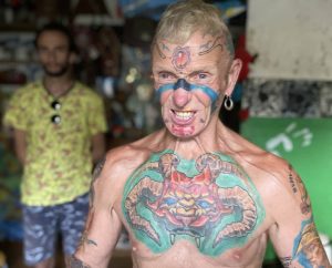 Ruso de 74 años se hizo VIRAL por sus extravagantes tatuajes (VIDEO)