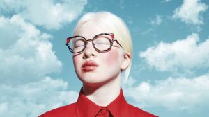 Increíble: La abandonaron cuando era bebé por sufrir de albinismo y ahora es una modelo de Vogue (FOTOS)