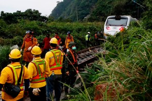 EN VIDEO: Las labores de rescate luego del accidente de tren en Taiwán
