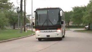 Llegó a Houston el primer autobús con niñas que llegaron solas a la frontera