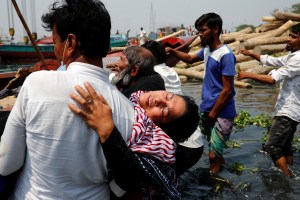 Al menos cinco muertos en una estampida a bordo de dos ferris en Bangladesh