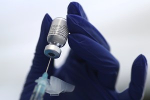 Vacuna Pfizer pierde eficacia más rápidamente que AstraZeneca ante variante Delta, según estudio