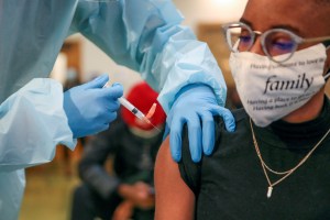 Variante ómicron: Los CDC de EEUU confirmaron que personas vacunadas presentaron síntomas leves