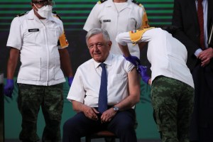 “No hay ningún riesgo”, presidente mexicano recibe vacuna de AstraZeneca contra Covid-19