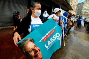 Candidato conservador de Ecuador, Guillermo Lasso, cerró su campaña en Quito