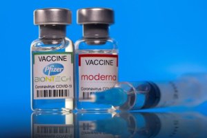 Se acerca la aprobación de una tercera dosis de la vacuna de Pfizer y Moderna contra el Covid-19 (Video)