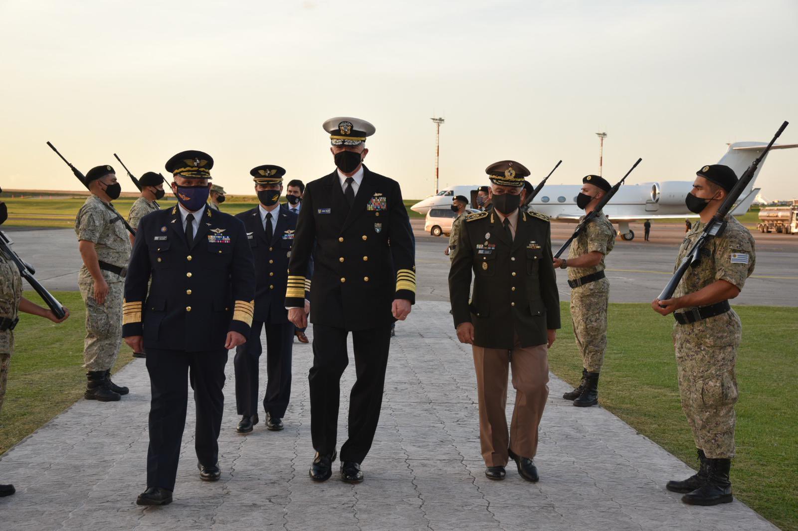 Jefe del Comando Sur de EEUU llegó a Uruguay para discutir asuntos de cooperación en materia de seguridad