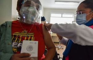 Mexicanos disfrazados de ancianos fueron vacunados y terminaron presos