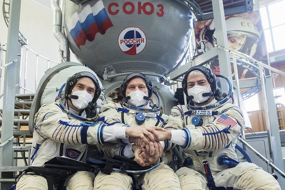 Cohete Soyuz con tres astronautas a bordo se acopló a la ISS