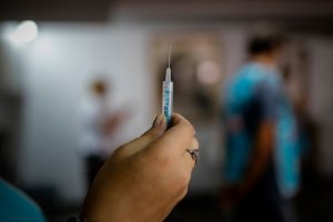 Cuatro detenidos en Venezuela por venta ilegal de vacunas anticovid en Marketplace