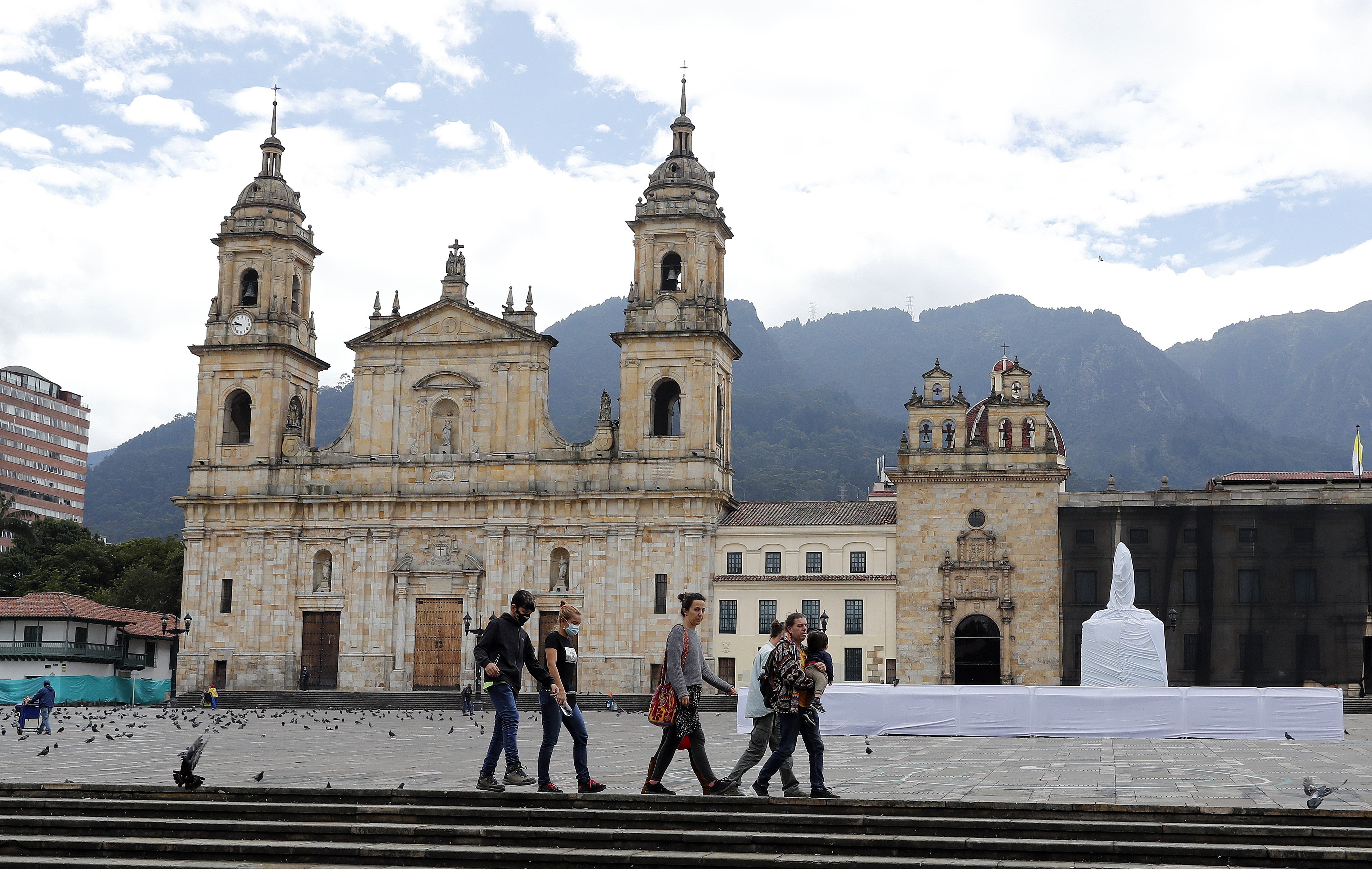 Colombia enfrenta un primer fin de semana confinada por tercera ola de Covid-19