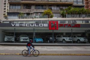 Precios inflados, riesgos y mucha oferta: el mercado de carros usados en Venezuela