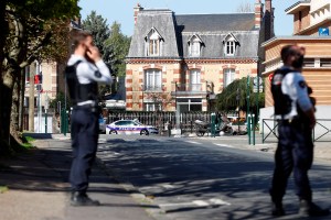 Tres personas arrestadas por el asesinato a cuchilladas contra una agente policial en Francia