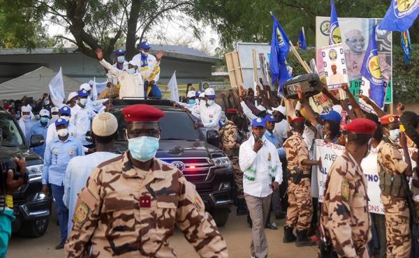 Fuerte presencia policial y poca afluencia en las presidenciales de Chad de África