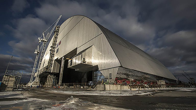 Un sarcófago de 30.000 toneladas financiado por la Unión Europea protege la central nuclear de Chernóbil