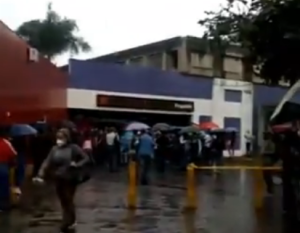 Operadores de la estación Propatria del Metro de Caracas impidieron acceso a usuarios por problemas eléctricos #29Abr (VIDEO)