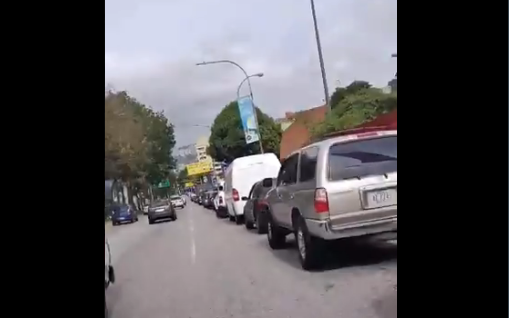 EN VIDEO: La kilométrica cola para surtir gasolina en la E/S Cied en Baruta #9Abr
