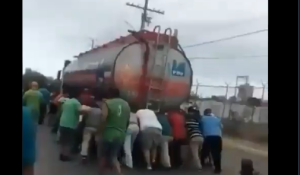 ¡Solo en Venezuela! Empujaron gandola de Pdvsa para que surtiera gasolina, tras quedarse sin gasoil (VIDEO)