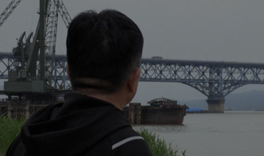 Chen Si, el ángel de la guarda que vigila el “puente de los suicidios” en China