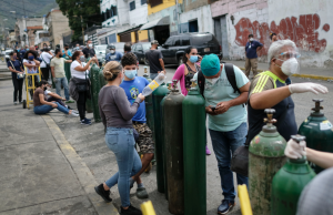 “Es un estado constante de angustia”: La cruzada por oxígeno medicinal para pacientes con Covid-19 en Venezuela