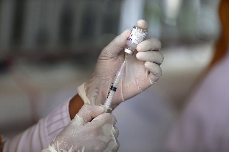 Una sola dosis de las vacunas de AstraZeneca o Pfizer reduce la transmisión del virus Covid-19 hasta un 50%