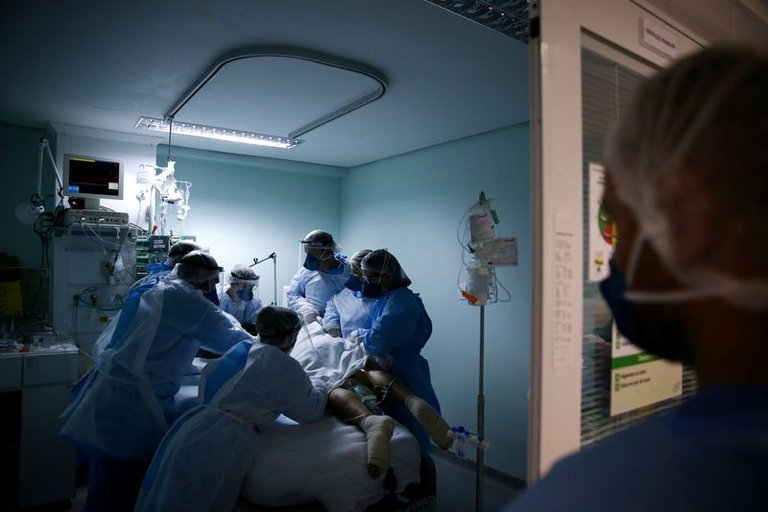 Médicos de Colombia señalan que menores de 40 años, sin enfermedades de base, están llegando a la unidad de cuidados intensivos