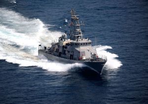 Buque de la Armada de EEUU realizó disparos de advertencia tras encuentro con barcos iraníes