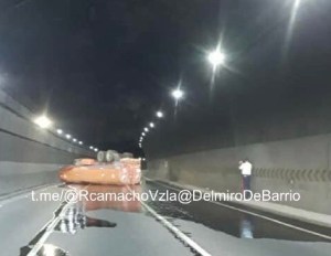 LA FOTO: Gandola con combustible se volcó dentro de los túneles de la autopista Gran Mariscal de Ayacucho
