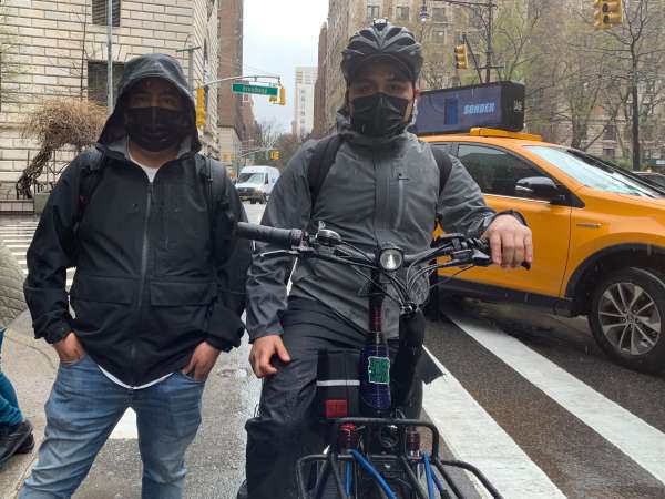 Repartidores de comida en Nueva York crean equipo de autodefensa ante la delincuencia