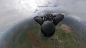 Drama en las alturas: Su paracaídas estaba enredado y en menos de 60 segundos salvó su vida (VIDEO)