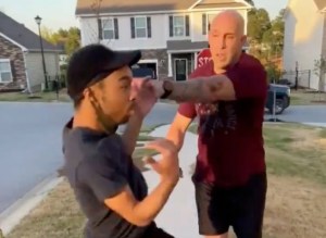 Soldado blanco acusado de agredir a un hombre negro por estar “en el barrio equivocado” (VIDEO)
