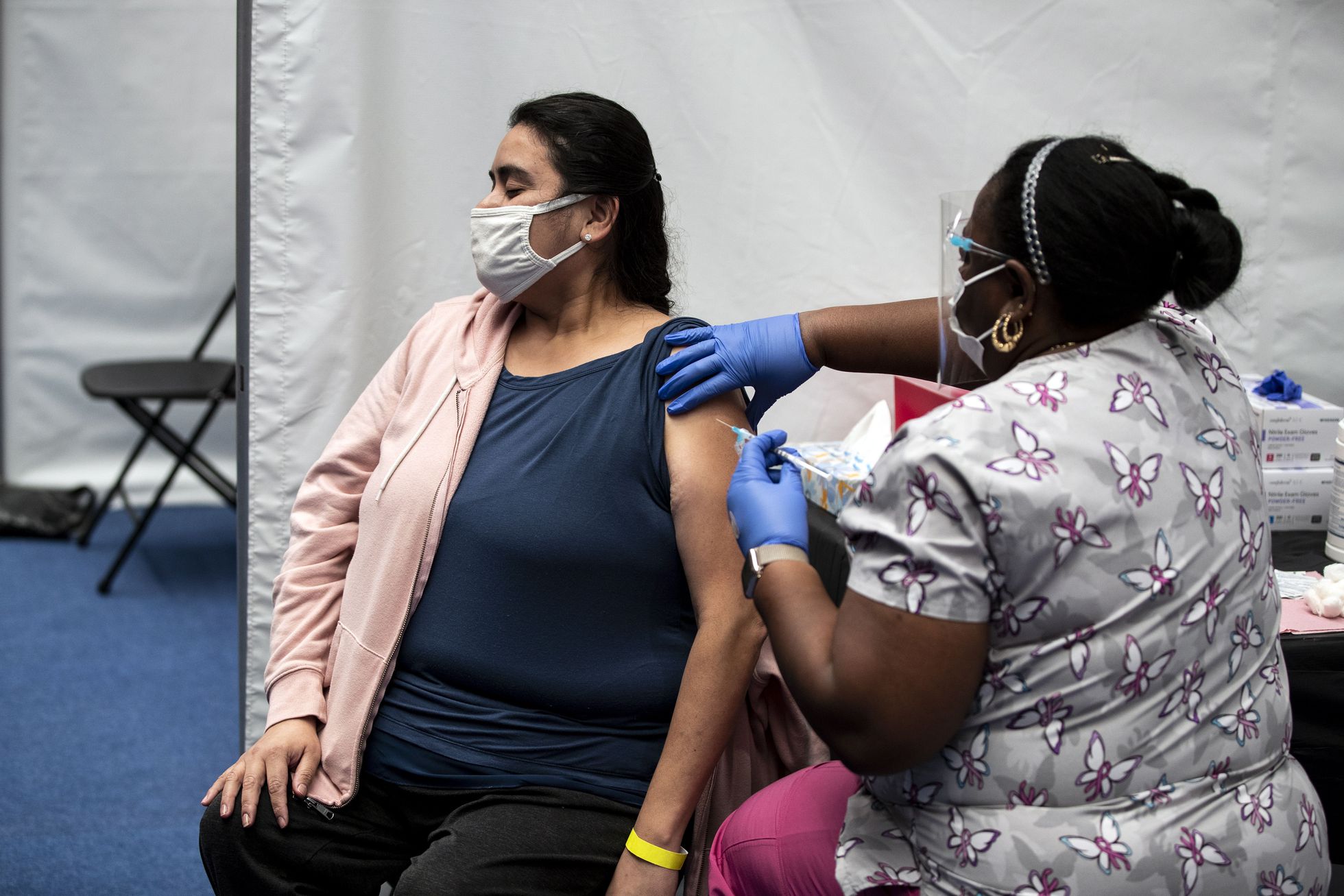 Los CDC de EEUU indicaron que las personas vacunadas pueden circular sin mascarillas al aire libre