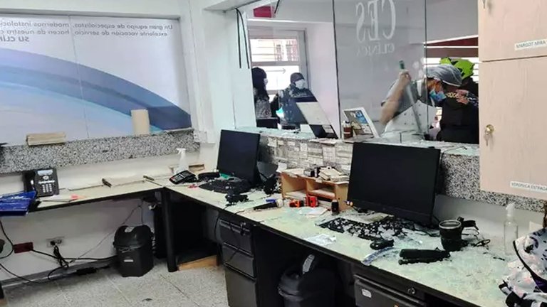 Rompiendo el vidrio del mostrador de urgencias, mujer arremetió contra personal de clínica en Medellín
