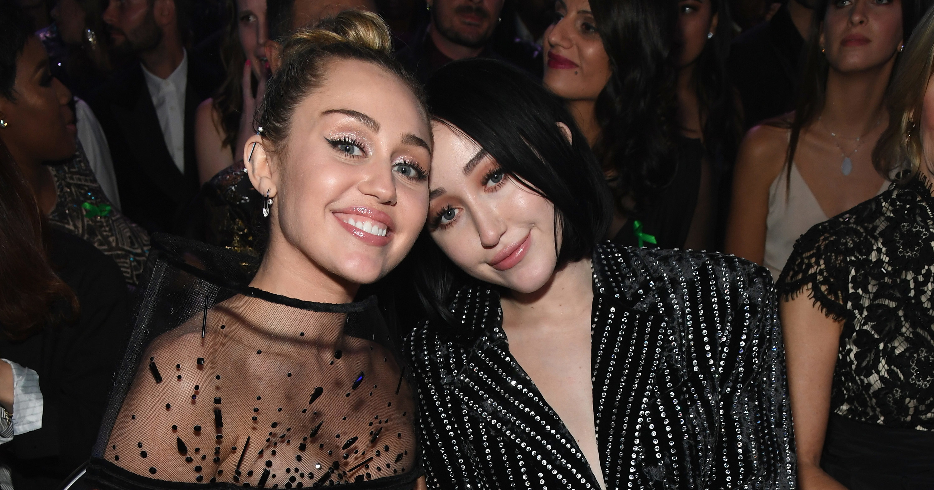La travesura de la hermana menor de Miley Cyrus: ¿Se perforó los pezones con un clavo?