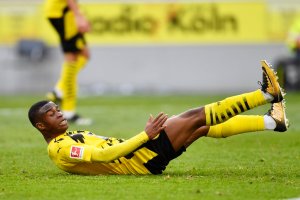 Escándalo del fútbol: Joven promesa del Borussia Dortmund dejó encerrada a su ex novia
