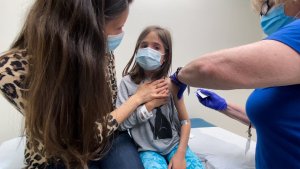 EEUU eximirá a niños del requisito de vacunación para entrada aérea al país