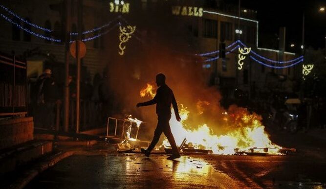 Más de 100 heridos en disturbios nocturnos en Jerusalén