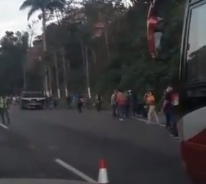 Guaireños caminan hacia la Capital desde el punto de control de la GNB en la autopista Caracas-La Guaira debido a la cuarentena #7Abr (Videos)