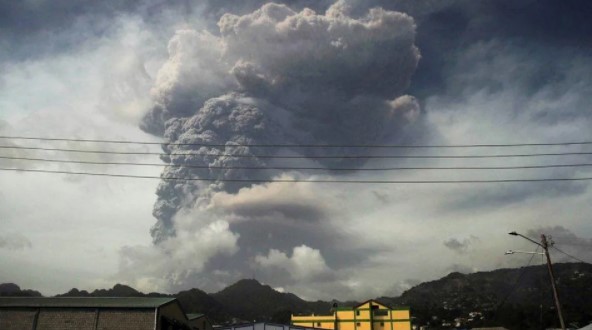 La erupción del volcán La Soufriere provoca cortes de luz y agua en San Vicente