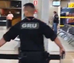 Pasajero toma como rehén a una azafata y amenaza con hacer explotar una bomba en un aeropuerto de Brasil (VIDEO)
