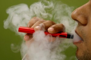 Opinan los expertos: ¿El fumador con Covid-19 puede contagiar a otras personas, incluso al aire libre?