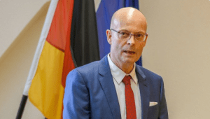 Un alcalde suspendido en Alemania por vacunarse sin ser prioritario