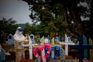 Brasil rebasó las 488 mil víctimas por la pandemia