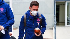 Entre ovaciones y con el mate: Así llegó Lionel Messi con el Barcelona a Madrid para jugar el Clásico