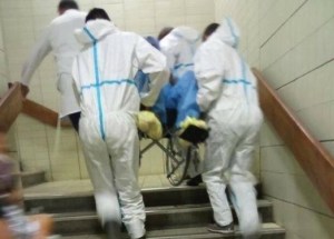 Por las escaleras y en silla de ruedas, así trasladan a pacientes con Covid-19 en el Victorino Santaella (FOTO)